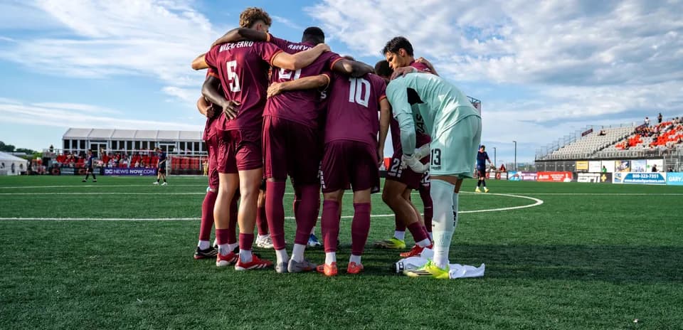 Equipo de fútbol en reunión antes del partido