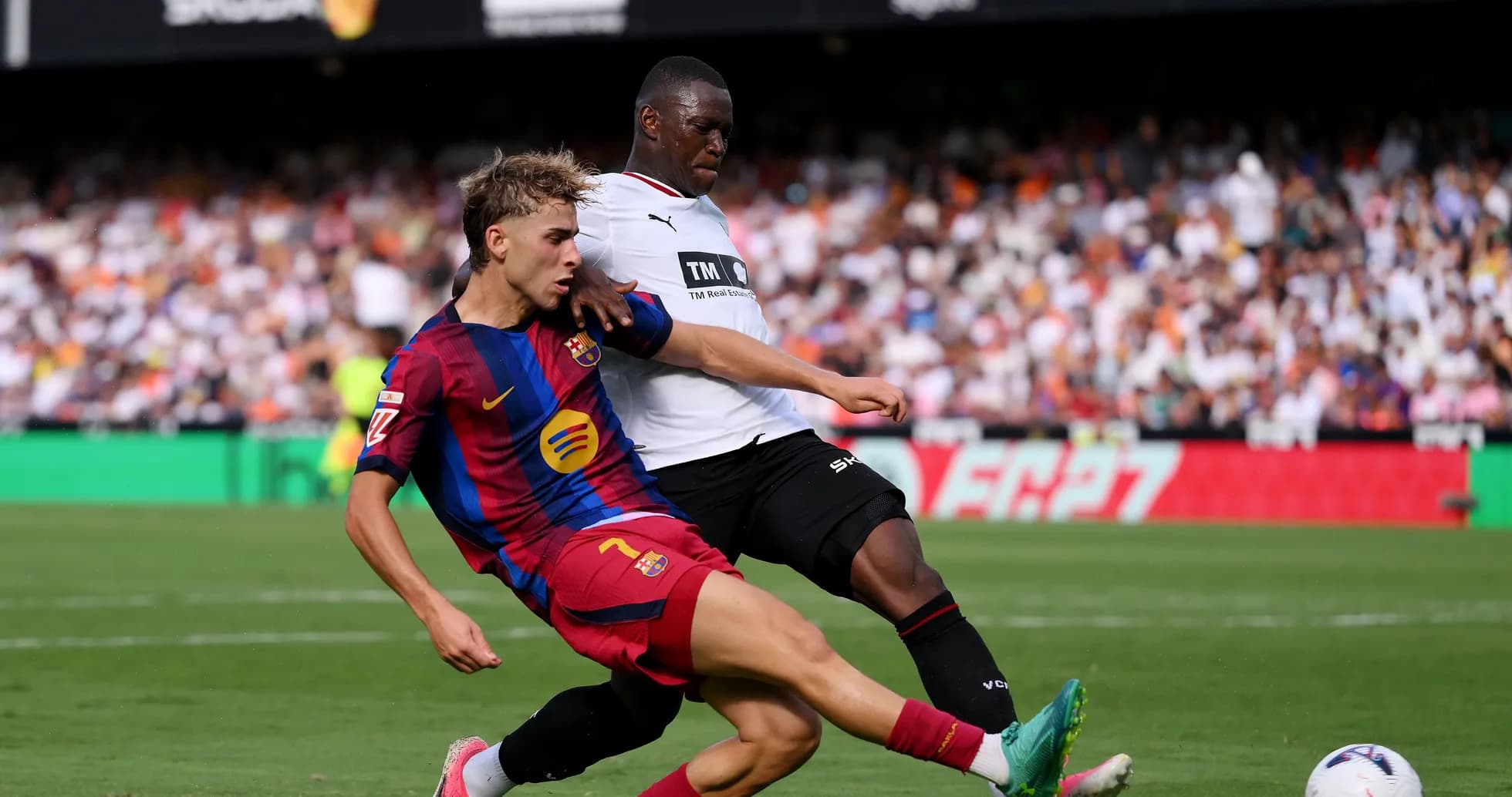 Jugador del Barcelona luchando por el balón en partido