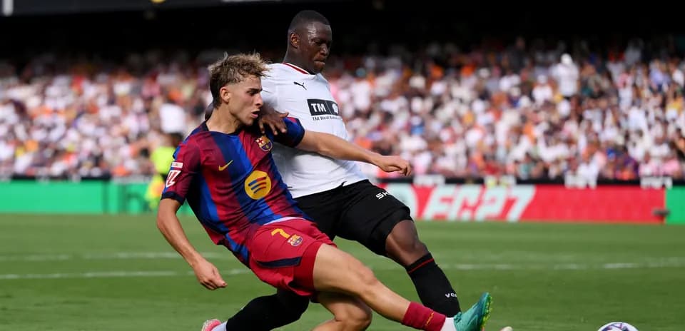 Jugador del Barcelona luchando por el balón en partido