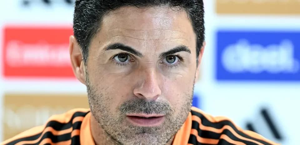 Entrenador hablando en una conferencia de prensa