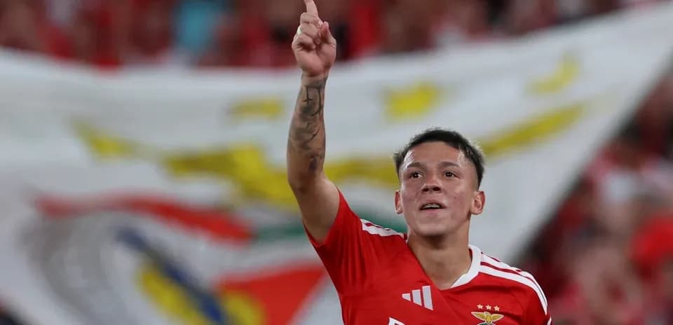 Jugador de Benfica celebra un gol