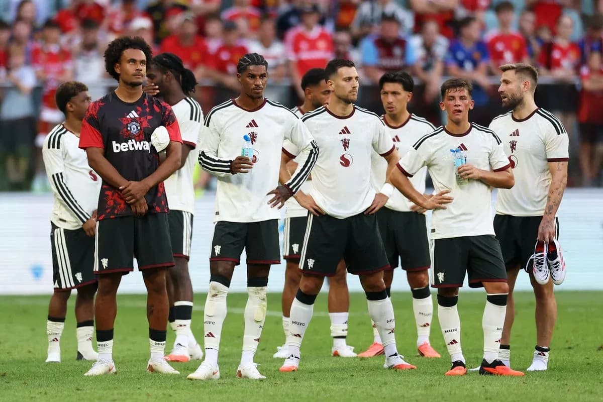 Jugadores de equipo en espera durante el partido