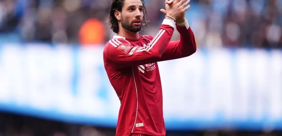 Jugador aplaudiendo a la afición en el campo