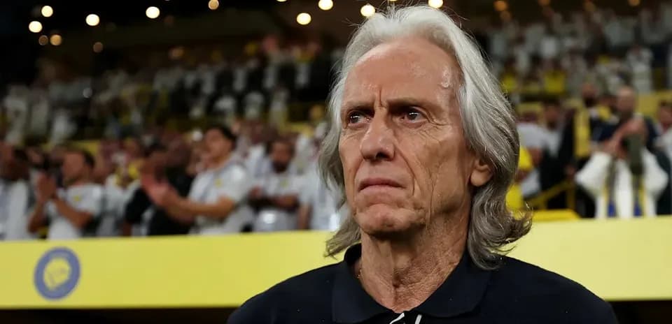 Entrenador observando el partido desde la grada