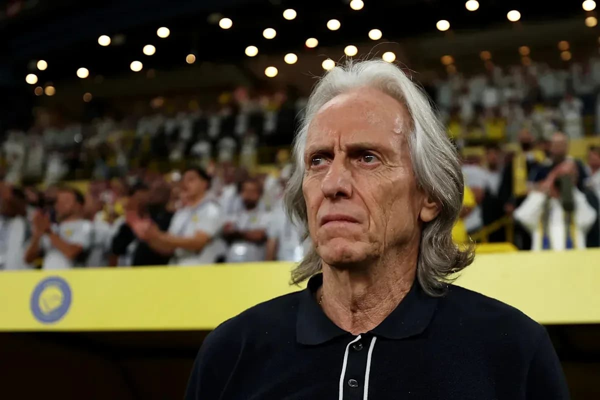 Entrenador observando el partido desde la grada
