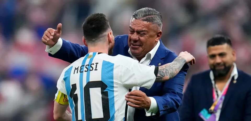 Lionel Messi abrazando a un directivo de la selección