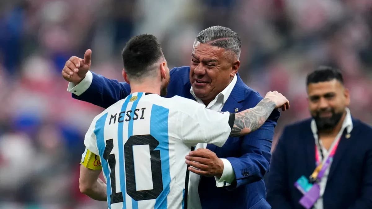 Lionel Messi abrazando a un directivo de la selección