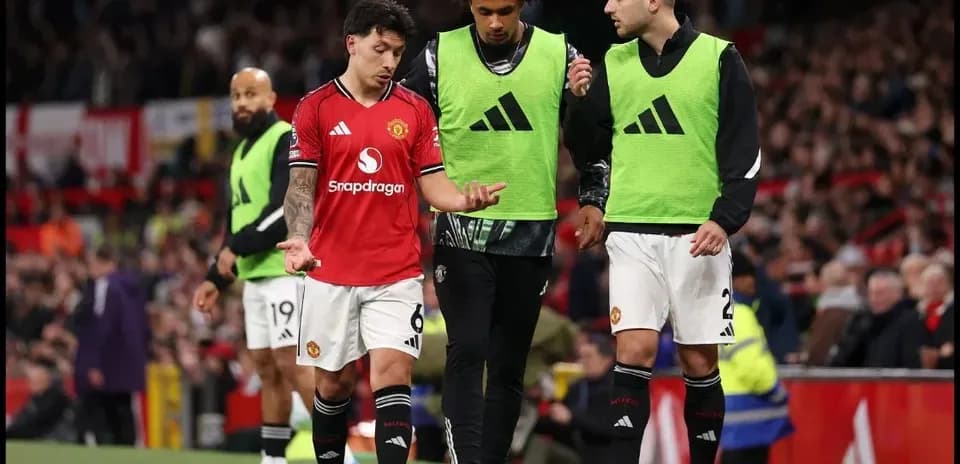 Jugadores de Manchester United discutiendo en la línea lateral