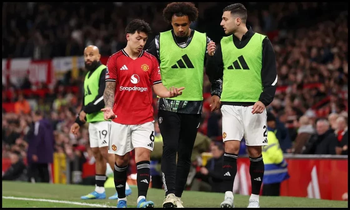 Jugadores de Manchester United discutiendo en la línea lateral