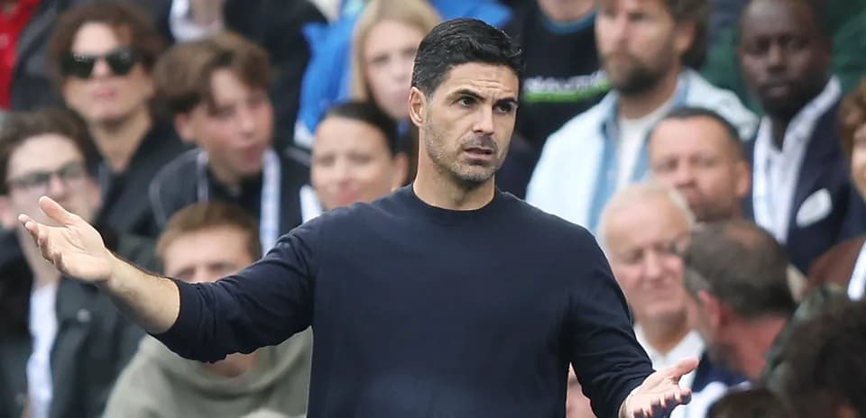 Entrenador gesticulando durante un partido de fútbol