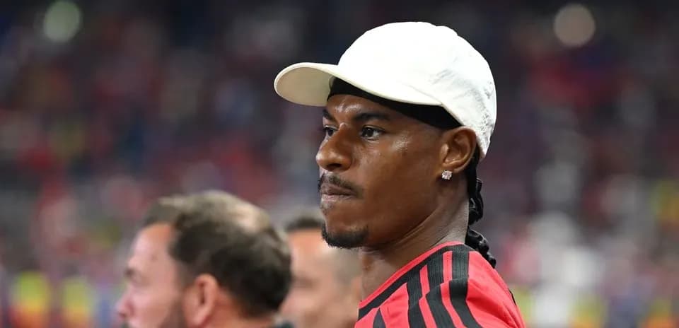 Jugador con gorra blanca en el banquillo
