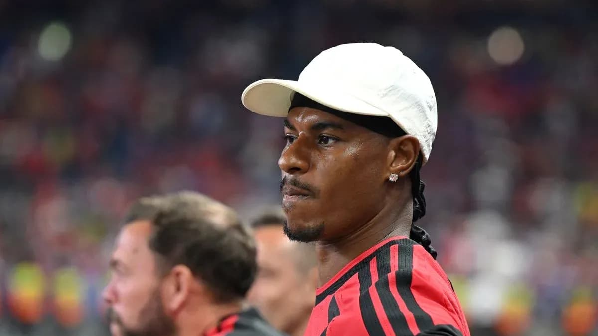 Jugador con gorra blanca en el banquillo