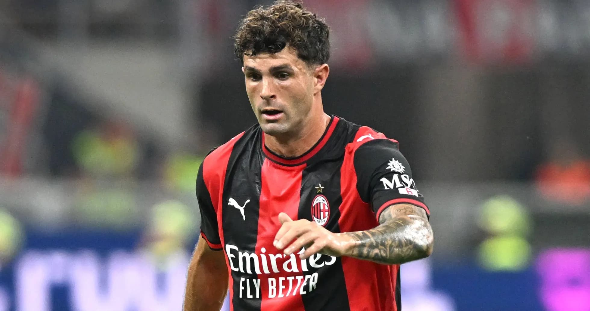 Jugador de AC Milan corriendo durante un partido