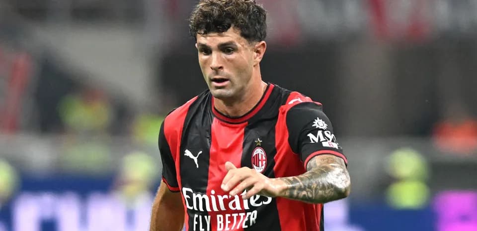 Jugador de AC Milan corriendo durante un partido