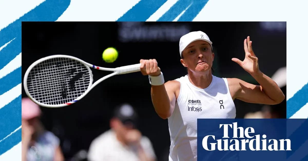 Jugadora de tenis golpeando una pelota durante el partido