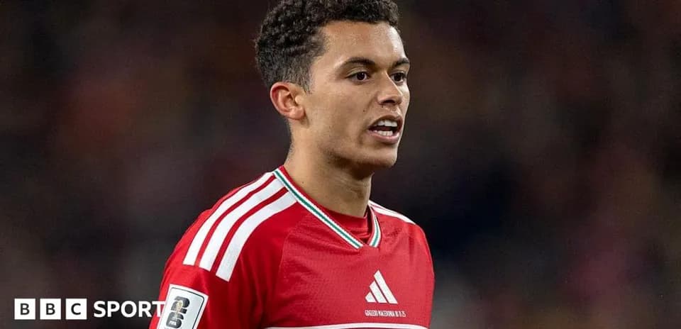 Jugador de fútbol con camiseta roja en el campo
