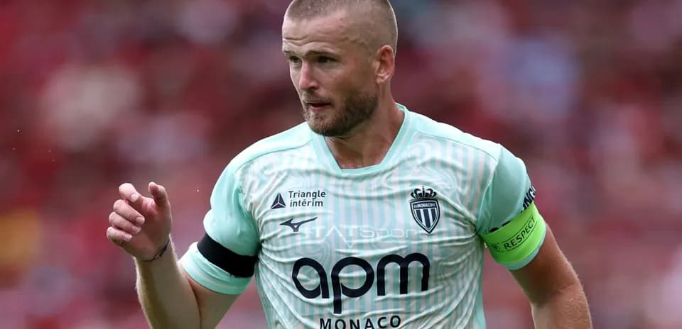 Jugador de AS Monaco con camiseta verde en acción