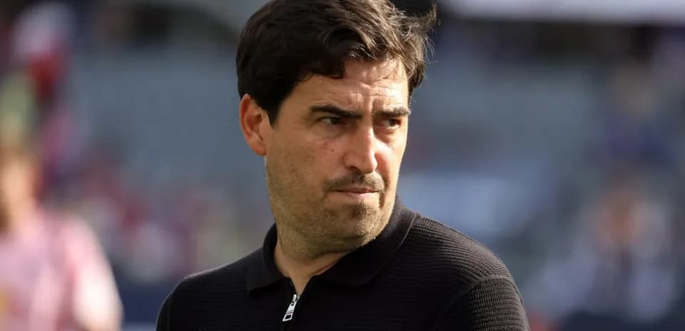 Entrenador observando el partido desde la línea lateral