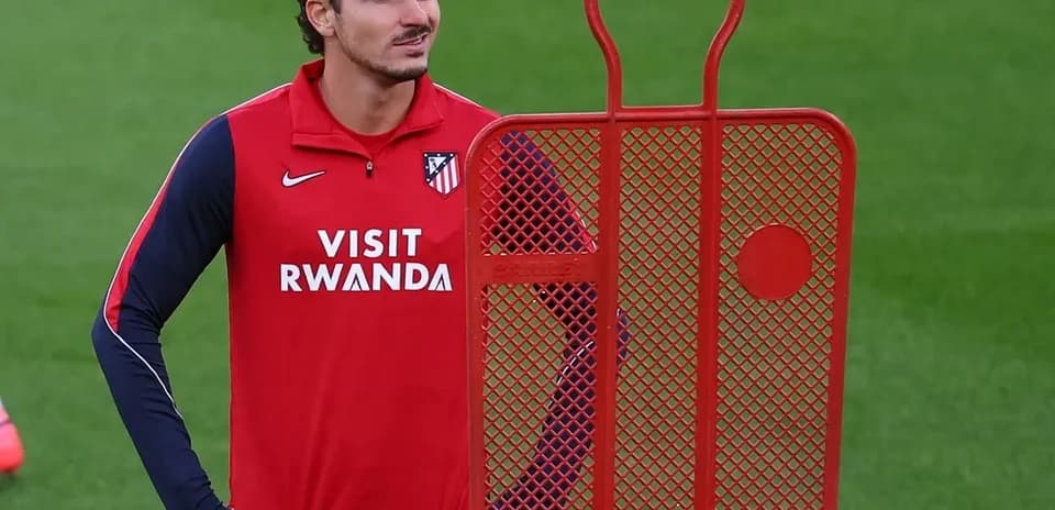 Jugador de Atlético de Madrid junto a un maniquí de entrenamiento