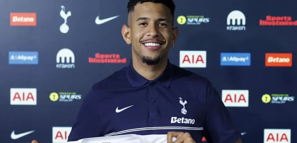 Jugador sosteniendo camiseta de Tottenham Hotspur durante presentación