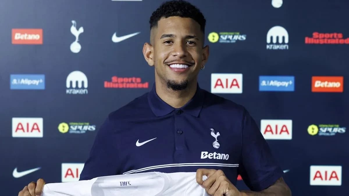 Jugador sosteniendo camiseta de Tottenham Hotspur durante presentación