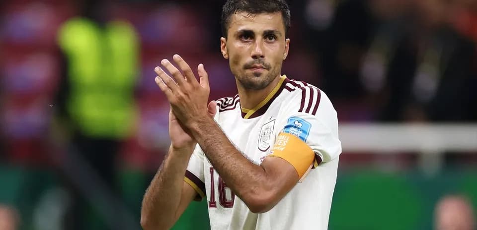 Jugador aplaudiendo tras el partido con camiseta de España