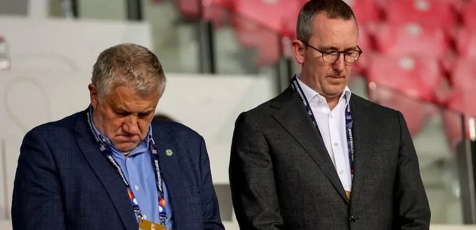 Dos hombres en un momento de reflexión en el estadio
