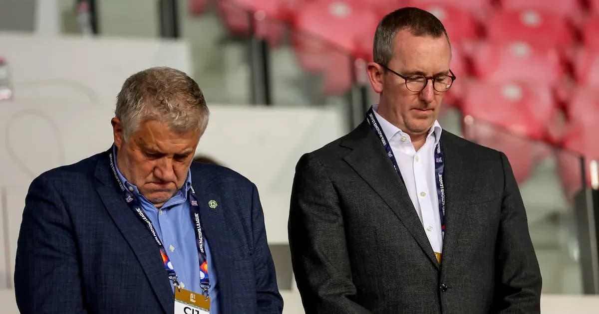 Dos hombres en un momento de reflexión en el estadio