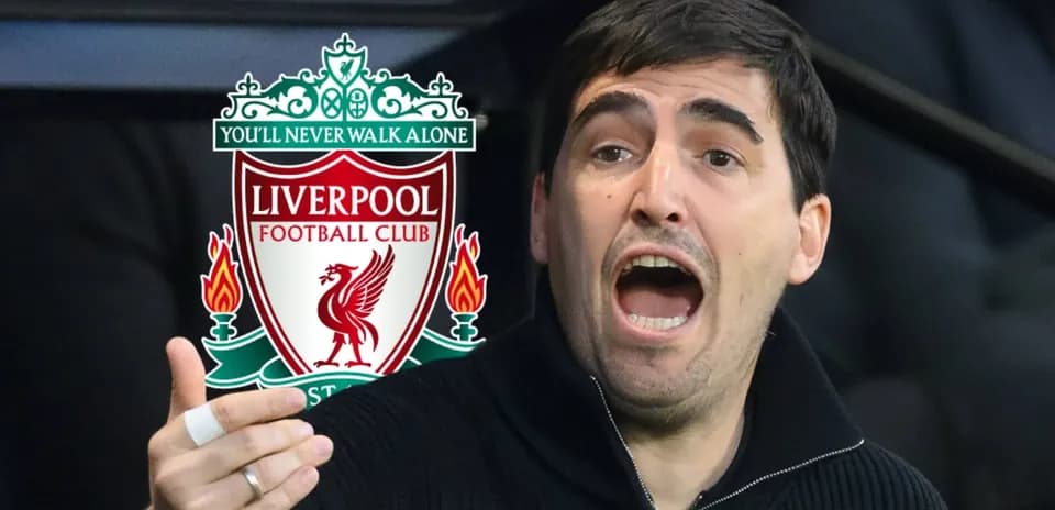 Entrenador hablando durante partido de Liverpool