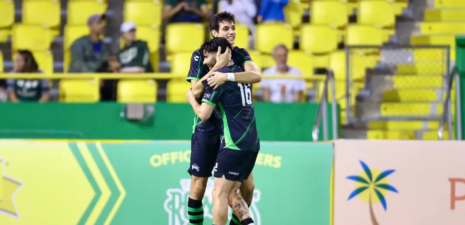 Jugadores celebrando un gol en el partido