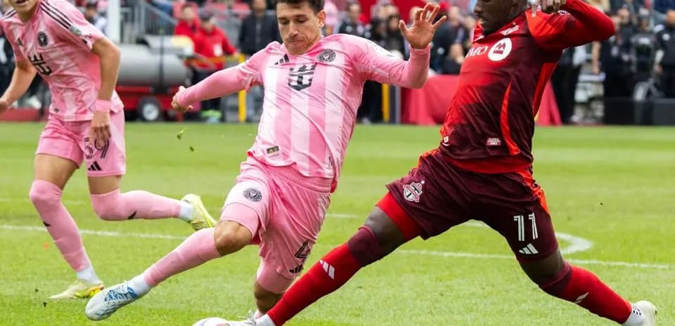 Dos jugadores compitiendo por el balón en el partido