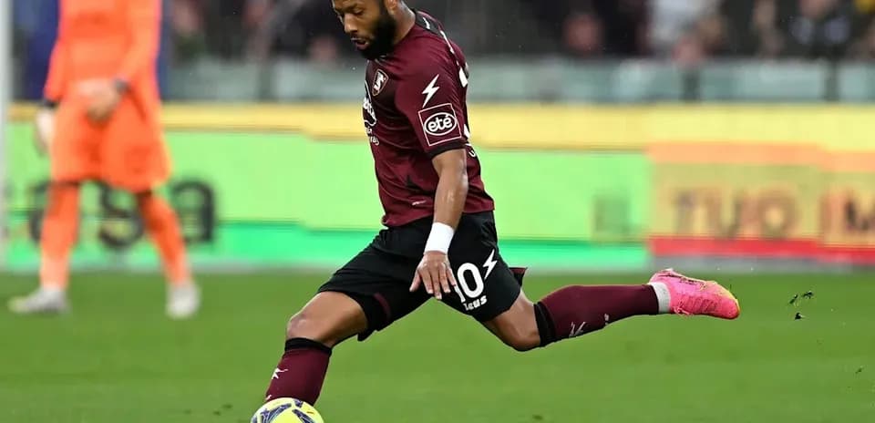 Jugador de Salernitana disparando el balón durante partido