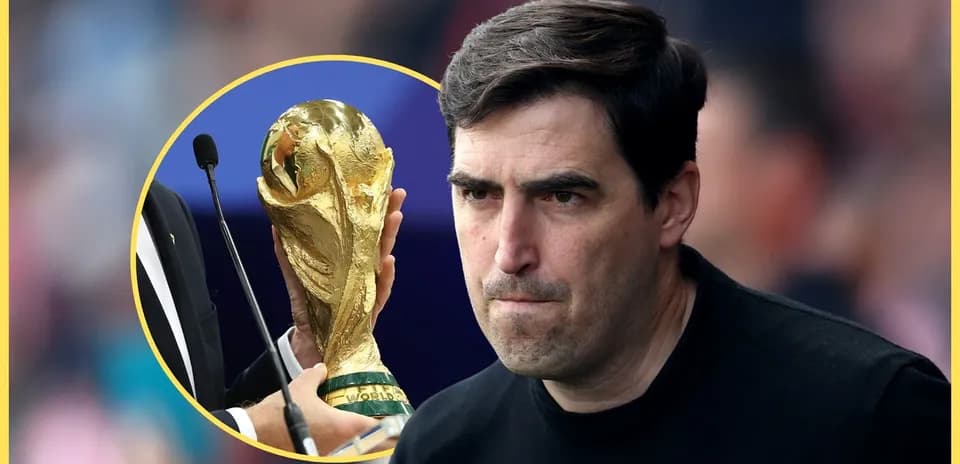 Entrenador observando trofeo de la Copa del Mundo