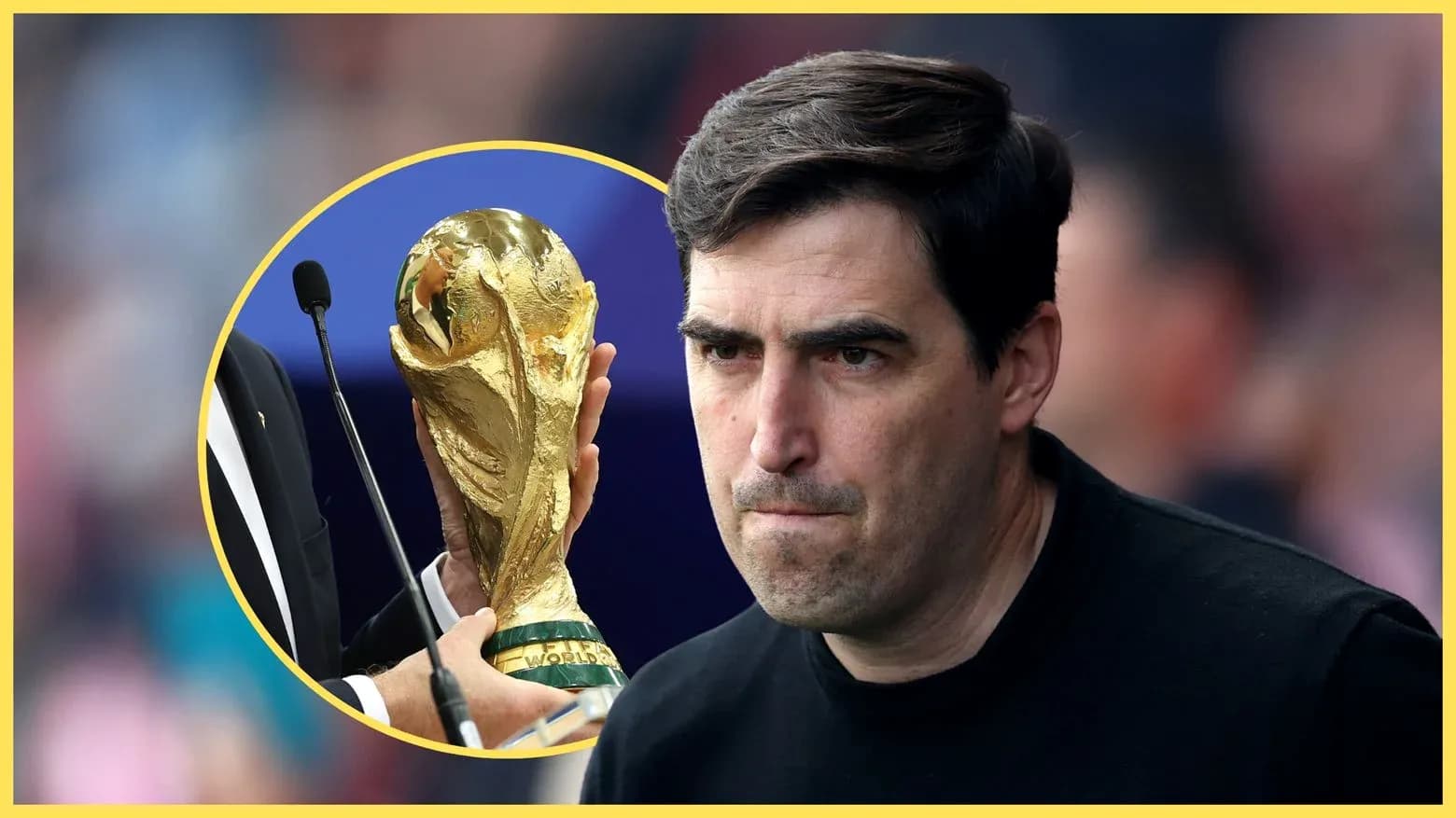 Entrenador observando trofeo de la Copa del Mundo