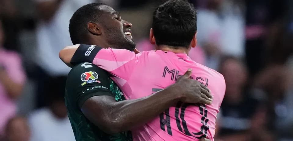 Jugadores abrazándose después de un partido