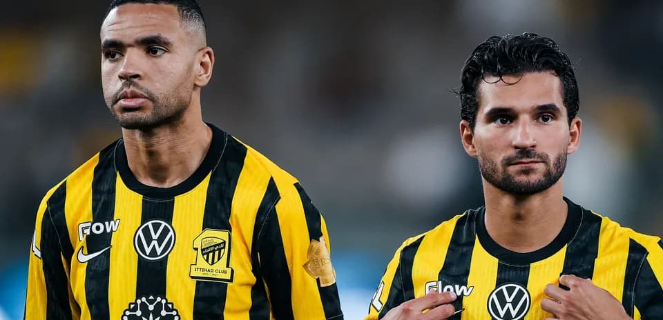 Jugadores de Ittihad Club en uniforme amarillo y negro