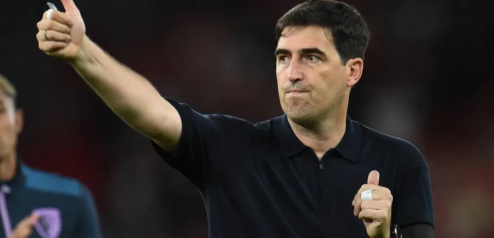 Entrenador señalando con pulgar hacia arriba