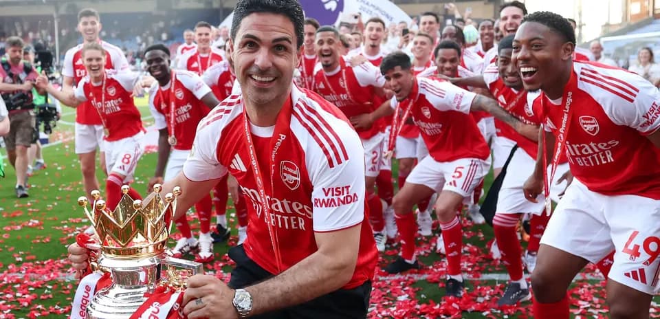 Mikel Arteta celebrando con el trofeo de la Premier League