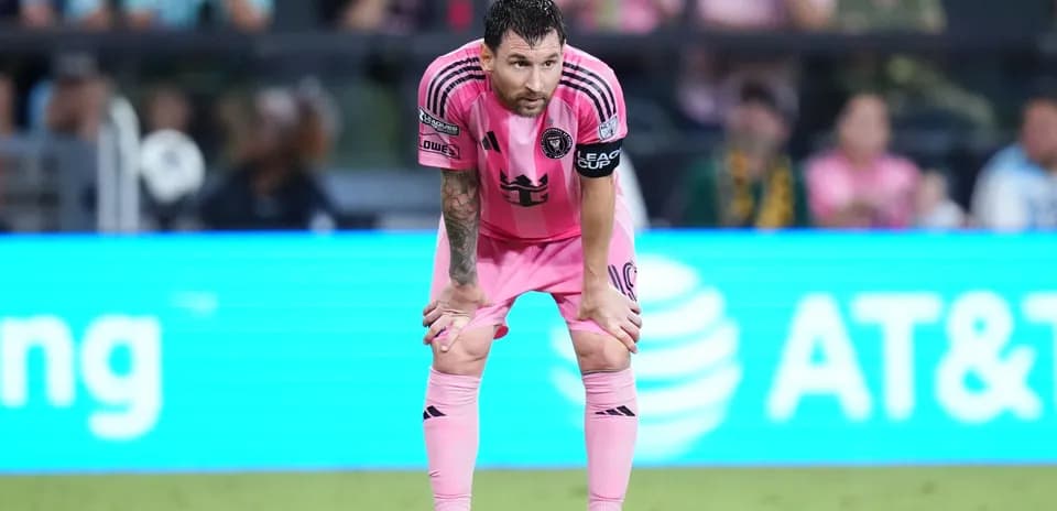Jugador en uniforme rosa descansando durante el partido