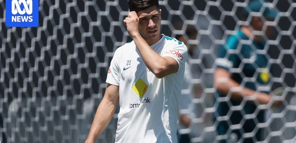 Jugador en entrenamiento con red de portería detrás