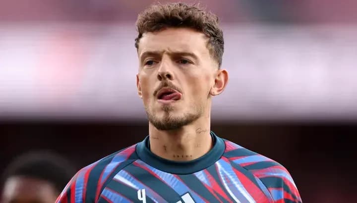 Jugador con camiseta de portero en el campo