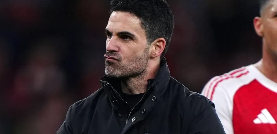 Entrenador celebrando tras el partido con jugadores