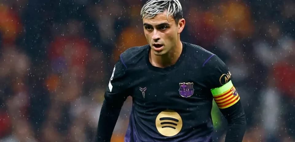 Jugador de Barcelona corriendo bajo la lluvia