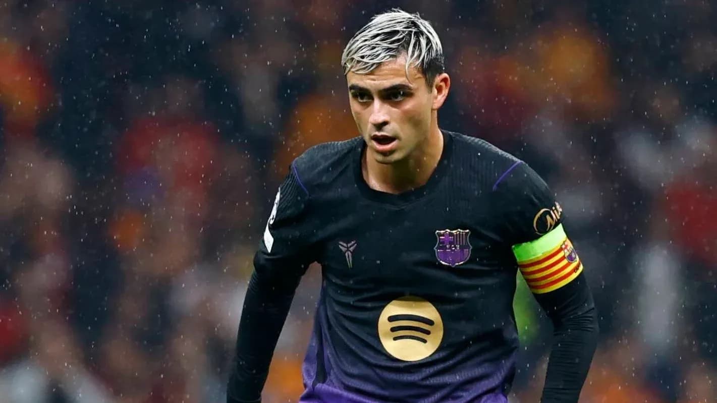 Jugador de Barcelona corriendo bajo la lluvia