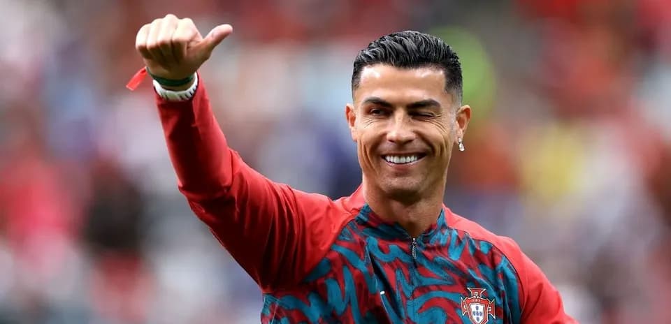 Jugador saludando durante calentamiento en el campo