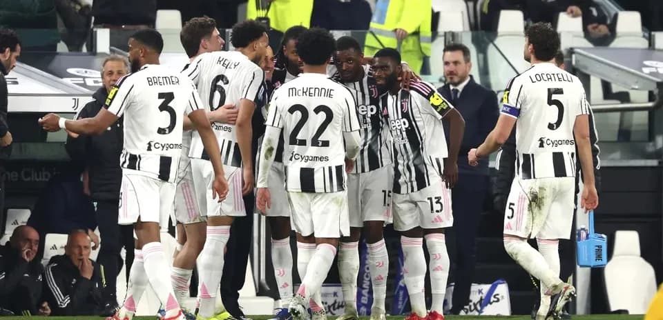 Jugadores de Juventus celebrando un gol en el campo