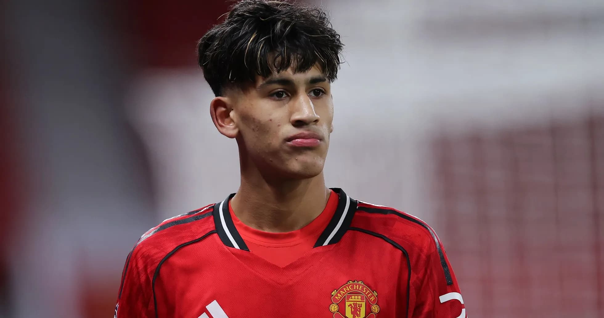 Jugador de Manchester United en uniforme rojo