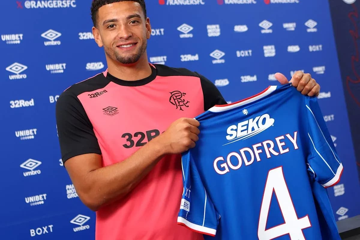 Jugador sosteniendo camiseta de Rangers con nombre Godfrey