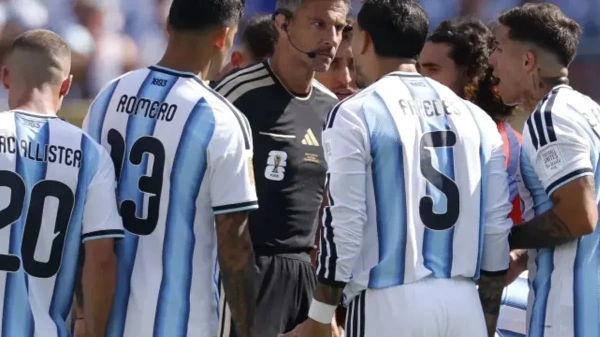 Jugadores de Argentina discutiendo con el árbitro