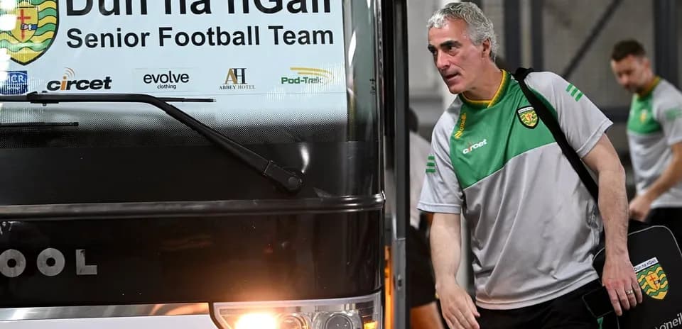 Entrenador de Dún na nGall llegando al autobús